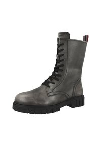 Botte en cuir grise à lacets avec un bout arrondi, une semelle en caoutchouc noir robuste et une languette rayée à l'arrière pour un enfilage facile.