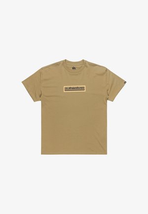 Khaki kortærmet t-shirt lavet af bomuld, med et rektangulært logo i guld og sort på tværs af brystet. Enkel design med rund hals.