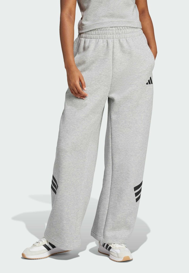 Szare dresy z szerokimi nogawkami, z czarnymi akcentami w postaci trzech pasków po bokach oraz elastycznym pasem dla wygody.