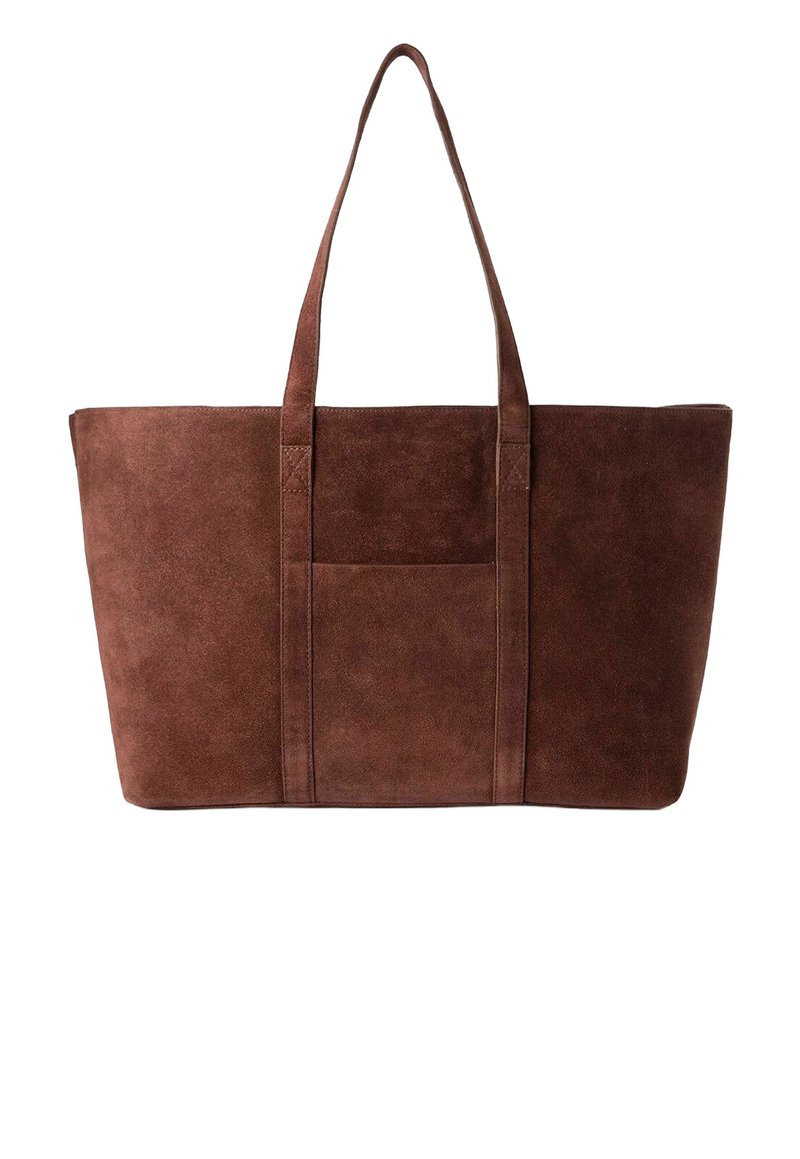 Sac fourre-tout en suédine marron avec deux poignées solides, un grand compartiment principal ouvert et une poche avant. Texture lisse, forme rectangulaire.