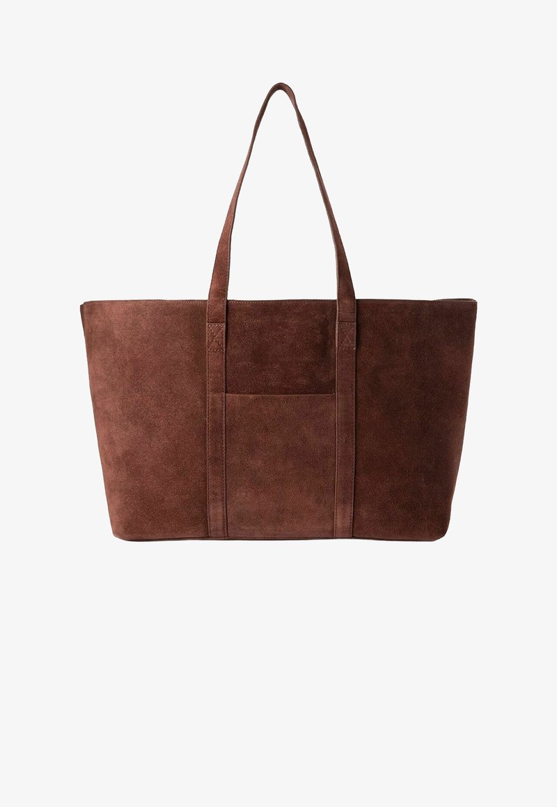 Bruine suède tote bag met twee stevige handvatten, een grote open hoofdcompartiment en een voorvak. Gladde textuur, rechthoekige vorm.
