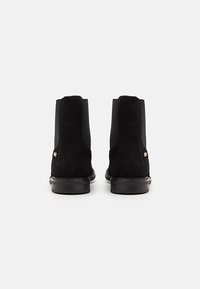 Tommy Hilfiger FLAG LOW CHELSEA - Botines - black