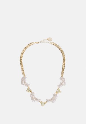 Collier chaîne en or avec trois breloques tête de léopard aux yeux verts et accents de feuilles en cristal blanc espacés autour de la chaîne.