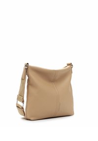 Beżowa skórzana torba na ramię o miękkiej fakturze, z pojedynczym paskiem na ramię i subtelnym wykończeniem stębnowania. Kompaktowy prostokątny kształt.