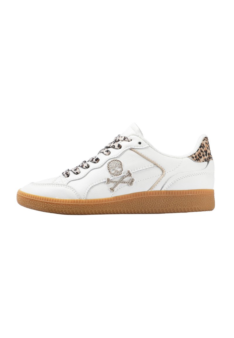 Baskets en cuir blanc avec une semelle en gomme, présentant un design de skull et os croisés, des accents en imprimé léopard sur le talon et des lacets noirs.