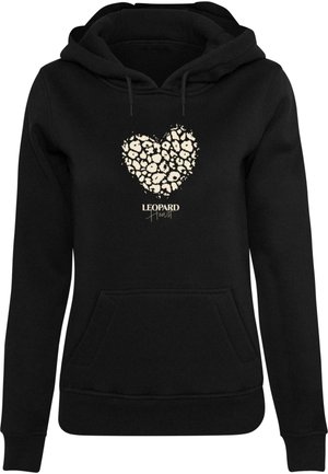 Juodas džemperis su kišene priekyje, su grietinėlės spalvos širdimi, padaryta iš leopardų rašto akcentų, ir tekstu "LEOPARD Heart" po ja.