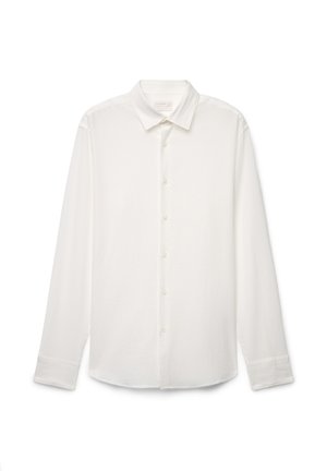 Langärmliges, weißes Hemd mit Knöpfen und Kragen, aus strukturiertem Stoff, flach auf einem weißen Hintergrund ausgebreitet.