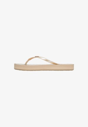 Beige flip-flop med en teksturert fotseng, fleksible plaststropper og en liten forhøyning i sålen for komfort og stabilitet.