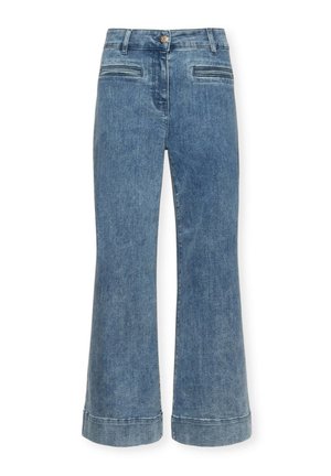 Jeans de mezclilla azul claro acampanados con cierre de botón, diseño de cinco bolsillos y dobladillo enrollado. Textura suave con variaciones sutiles de tono.