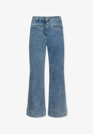 Jasnoniebieskie dżinsy z rozszerzanymi nogawkami, zapinane na guzik, z pięcioma kieszeniami i podwiniętym dołem. Gładka tekstura z subtelnymi różnicami w odcieniach.