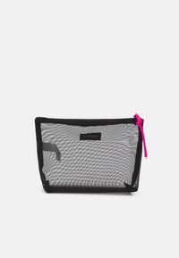 Pungă din plasă transparentă cu un cadru negru, dotată cu un cerceaf de fermoar roz strălucitor. Formă rectangulară, design ușor pentru un acces facil.
