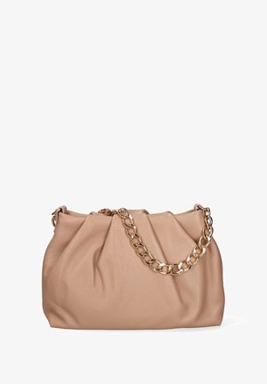 Beige zachte leren handtas met geplooid ontwerp en een dikke kettingriem in goudkleur, tegen een witte achtergrond.