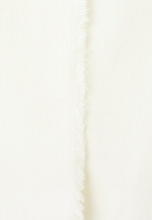 Close-up van offwhite stof met een verticale rafelige rand die in het midden loopt. De textuur is zacht en lichtjes getextureerd.