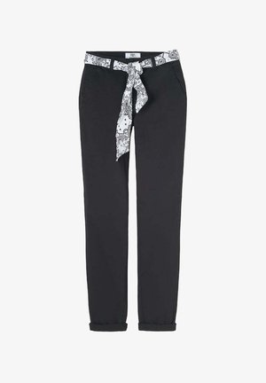 Schwarze Hose mit umgeschlagenem Saum und einem weißen gemusterten Gürtel. Hergestellt aus einem glatten Material, ausgestattet mit zwei Seitentaschen und einem klassischen Schnitt.