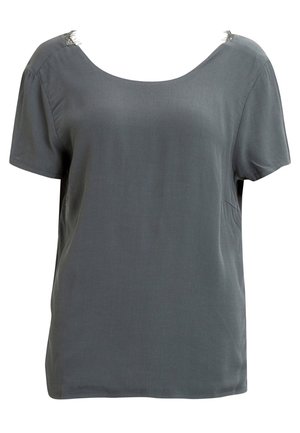 Blouse gris foncé à manches courtes, col rond large et détails subtils effilochés aux coutures des épaules.