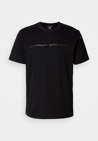 Tricou negru din bumbac, cu guler rotund și un imprimeu lucios care spune "ANTONY MORATO" pe piept.
