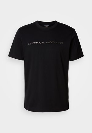 Crna pamučna majica s okruglim izrezom i sjajnim printom logotipa koji glasi "ANTONY MORATO" preko grudi.