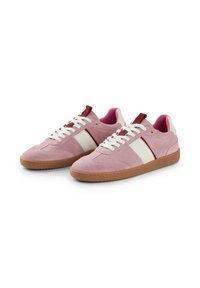 Sneakers in suede rosa presentano dettagli bianchi, lacci bianchi e una suola in gomma texturizzata. L'interno è rivestito in un rosa a contrasto.