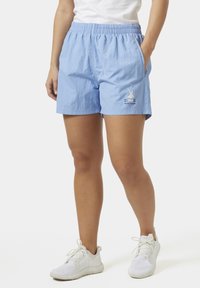 Shorts azzurri chiari con vita elasticizzata, dotati di tasche laterali e un logo ricamato bianco sulla parte anteriore. Il materiale è morbido e leggero.