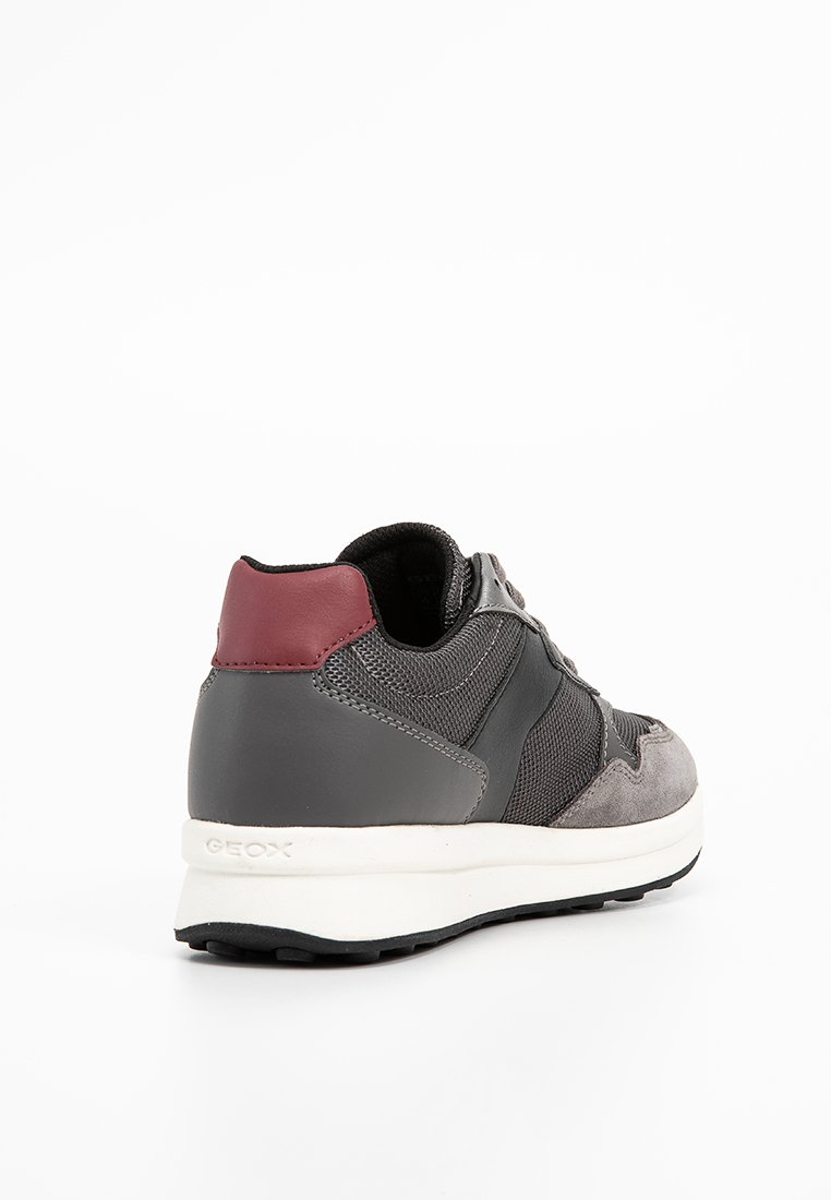 Sneaker grigio e bordeaux con tomaia testurizzata, dettagli in pelle liscia, suola bianca imbottita e logo prominente sul tallone.