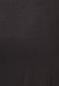 Černá měkká tkanina s hladkým povrchem, s nařaseným elastickým pasem pro pohodlné nošení. Žádné patrné vzory ani akcenty.