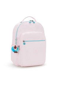 Světle růžový batoh s hladkým povrchem, dvěmi zipy v teal barvě, přední kapsou a přívěskem ve tvaru opice modro-hnědé barvy. Kulatý detail loga.