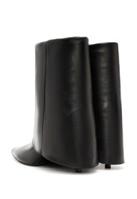Stivali alla caviglia in pelle nera con un design elegante, punta arrotondata e texture liscia. Il tacco è leggermente elevato, con una silhouette minimalista.