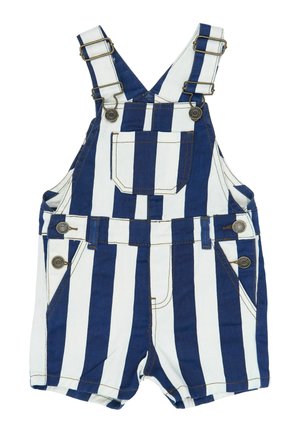 Fiatal fiú előre sétál, fehér ingben és kék-fehér csíkos rövid kantáros nadrágban, kék tornacipővel és fehér zoknival.