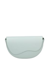 Borsa a tracolla in pelle azzurro chiaro con chiusura a pattina curvata, texture liscia e dettagli di cucitura lungo i bordi.