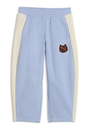 Pantalon de survêtement bleu clair avec des bandes crème sur les côtés et un patch visage de chat noir avec un logo Puma rouge sur la jambe droite.