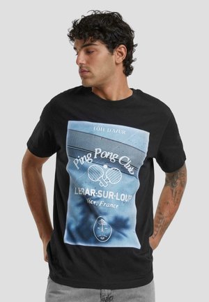 Sort bomulds T-shirt med et grafisk print af et blåt Ping Pong Club design med hvid tekst, korte ærmer og rund halsudskæring.