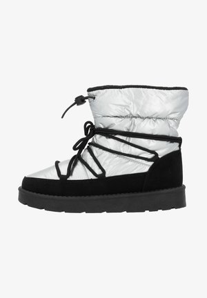 Stivale imbottito argento con dettagli in suede nero, caratterizzato da una punta arrotondata, materiale testurizzato e chiusura con lacci e fermo elastico.