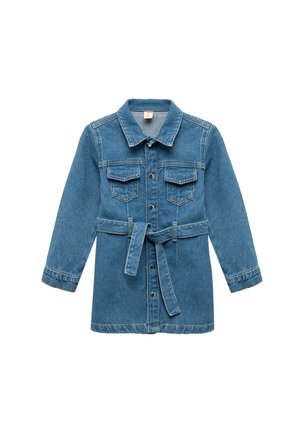 Denimkleid in Hellblau mit Knopfleiste, langen Ärmeln, zwei Brusttaschen und einem Taillengürtel. Mit klassischem Kragen und geradem Schnitt.
