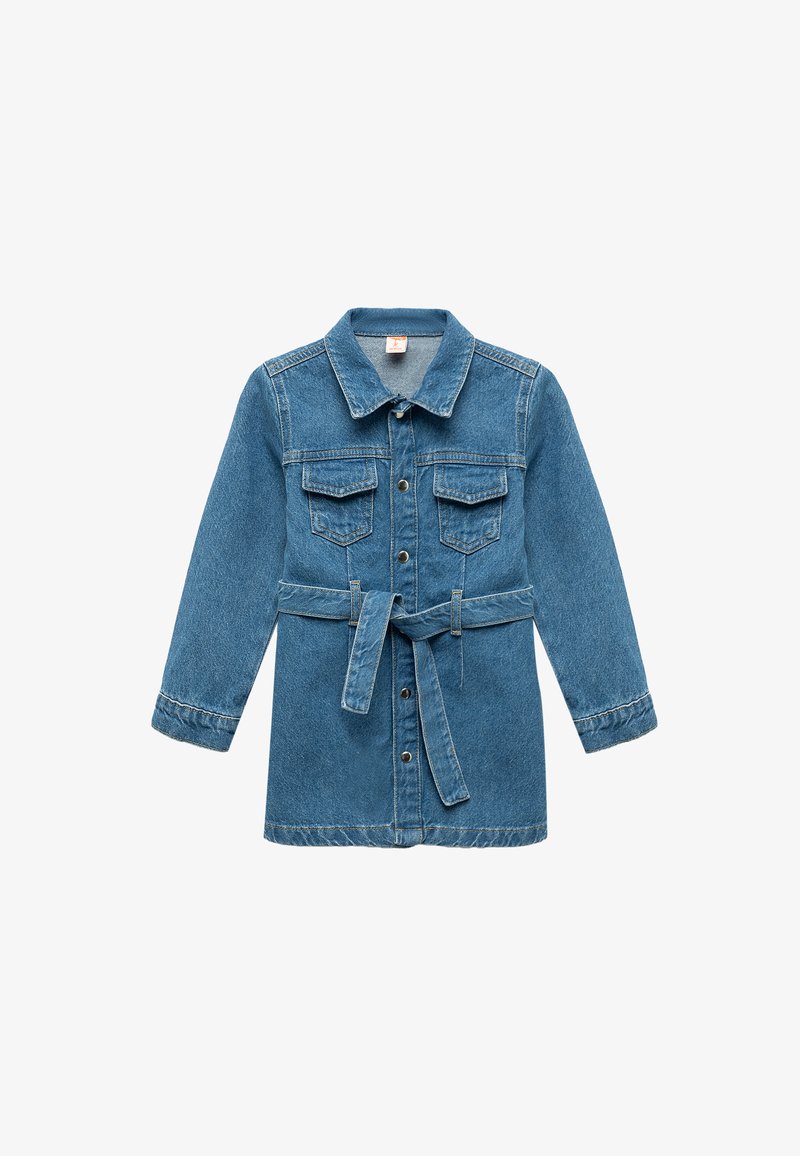 Vaaleansininen farkkukangaasta valmistettu mekko, jossa on napillinen etuosa, pitkät hihat, kaksi rintataskua ja vyötärölle sidottava vyö. Mekossa on klassinen kaulus ja suora leikkaus.