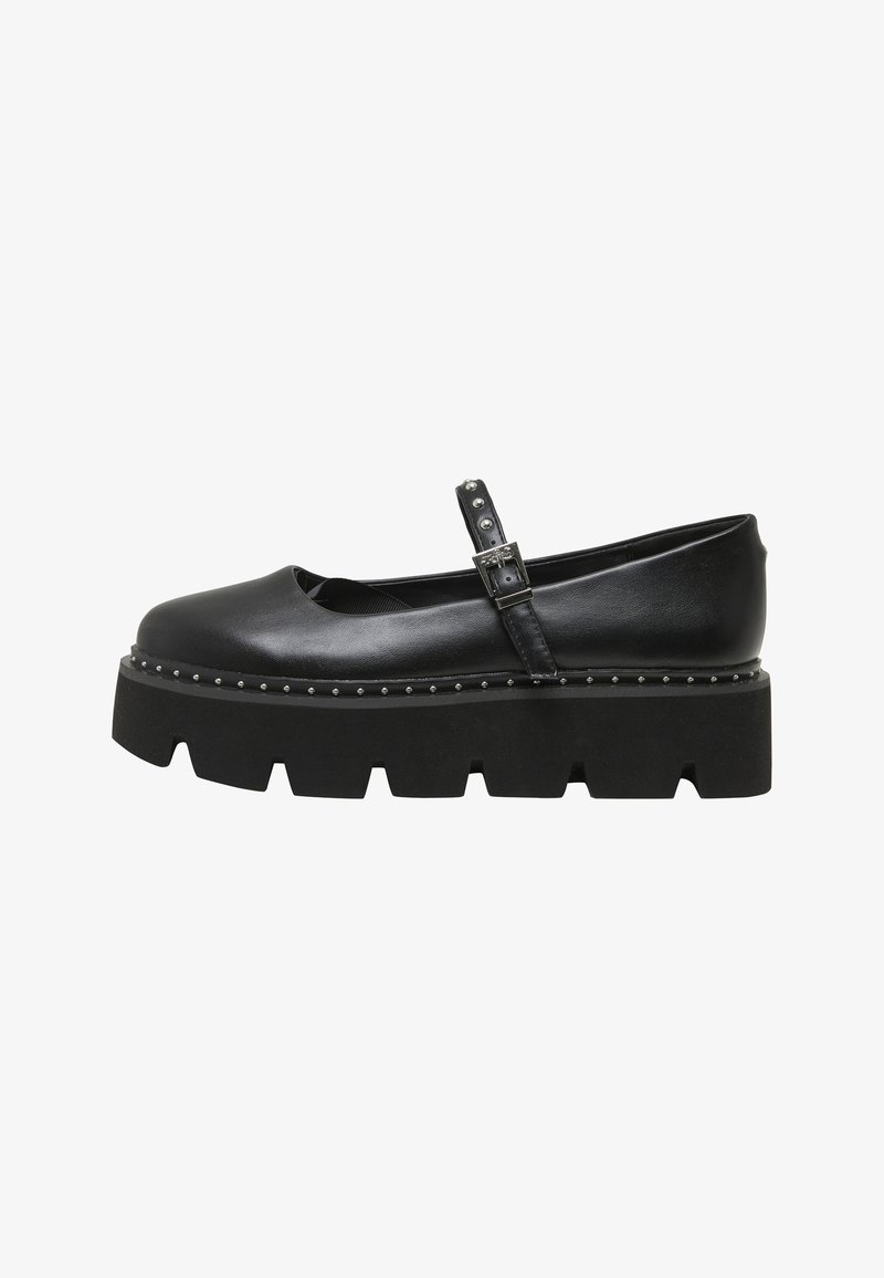 Chaussure Mary Jane noire avec semelle épaisse à crampons, garniture cloutée et bride à boucle ajustable sur le cou-de-pied, vue de côté.