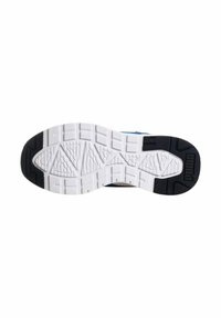 Sole di sneaker blu con gomma bianca e nera. Presenta un motivo di battistrada testurizzato per aderenza e supporto. Logo PUMA sulla sezione nera.