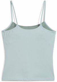 Ljusblå camisole med tunna axelband, tillverkad av mjukt, stretchigt tyg. Har en rundad halsringning och en slät yta.