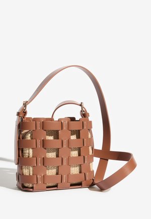 Braune, geflochtene Ledertasche mit einem beigen, gestrickten Innenbeutel, ausgestattet mit zwei Trägern: einem kurzen Griff und einem langen, verstellbaren Schulterriemen.
