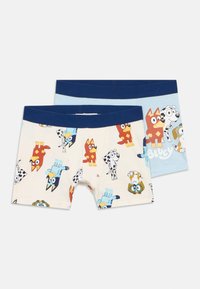 Dva para dječjih bokserica: jedne krem boje s raznobojnim otiscima pasa, a druge svijetloplave sličnim uzorcima i logotipom.