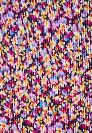 Dicht bloemstofpatroon met kleine gele, roze, blauwe en zwarte bloemen op een witte geribbelde achtergrond.