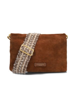Borsa a tracolla in suede marrone con tracolla intrecciata testurizzata, dotata di una fibbia dorata e di un'etichetta con logo. Forma rettangolare con texture morbida.