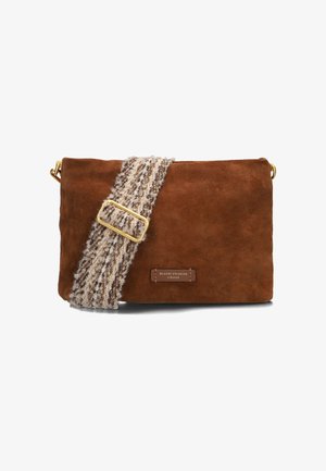 Borsa a tracolla in suede marrone con tracolla intrecciata testurizzata, dotata di una fibbia dorata e di un'etichetta con logo. Forma rettangolare con texture morbida.