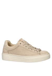 Beige suède sneaker met een ronde neus, vetersluiting en een textuur rubberen zool met horizontale strepen voor grip. Gladde bovenkantafwerking.