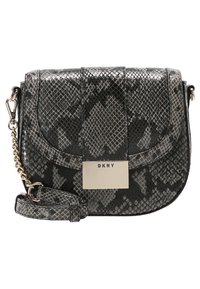 Malá crossbody taška DKNY s černým a šedým hadím vzorem, zlatým řetízkovým popruhem a obdélníkovou zlatou logovou destičkou na přední klopě.