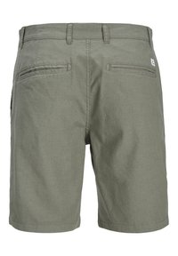 Pantaloni corti verdi realizzati in tessuto leggero, con una parte anteriore liscia, due tasche posteriori e una consistenza morbida. Design semplice senza motivi visibili.