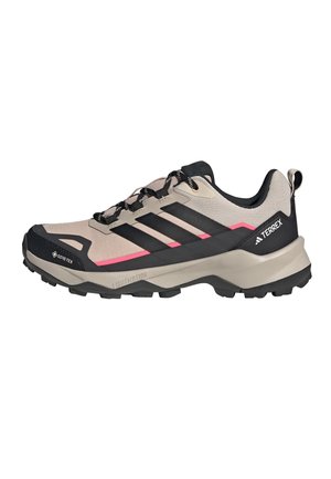 Jasnobeżowe i czarne buty trekkingowe Adidas Terrex z czarnymi paskami, różowymi akcentami, cholewką Gore-Tex oraz wytrzymałą podeszwą Lightmotion.