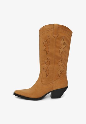 Hellbrauner Wildleder-Cowboystiefel mit spitzer Zehenpartie und kantigem Absatz. Verziert mit dekorativen Nähten in wellenförmigen Mustern an den Seiten.