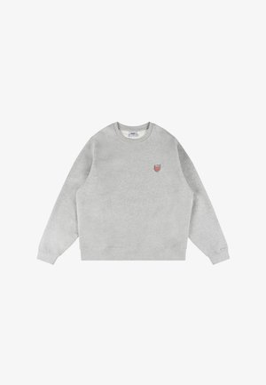 Szara bluza z okrągłym dekoltem, ściągaczami na mankietach oraz małym haftowanym logo w kształcie tarczy w kolorach czerwonym i niebieskim na lewej piersi.