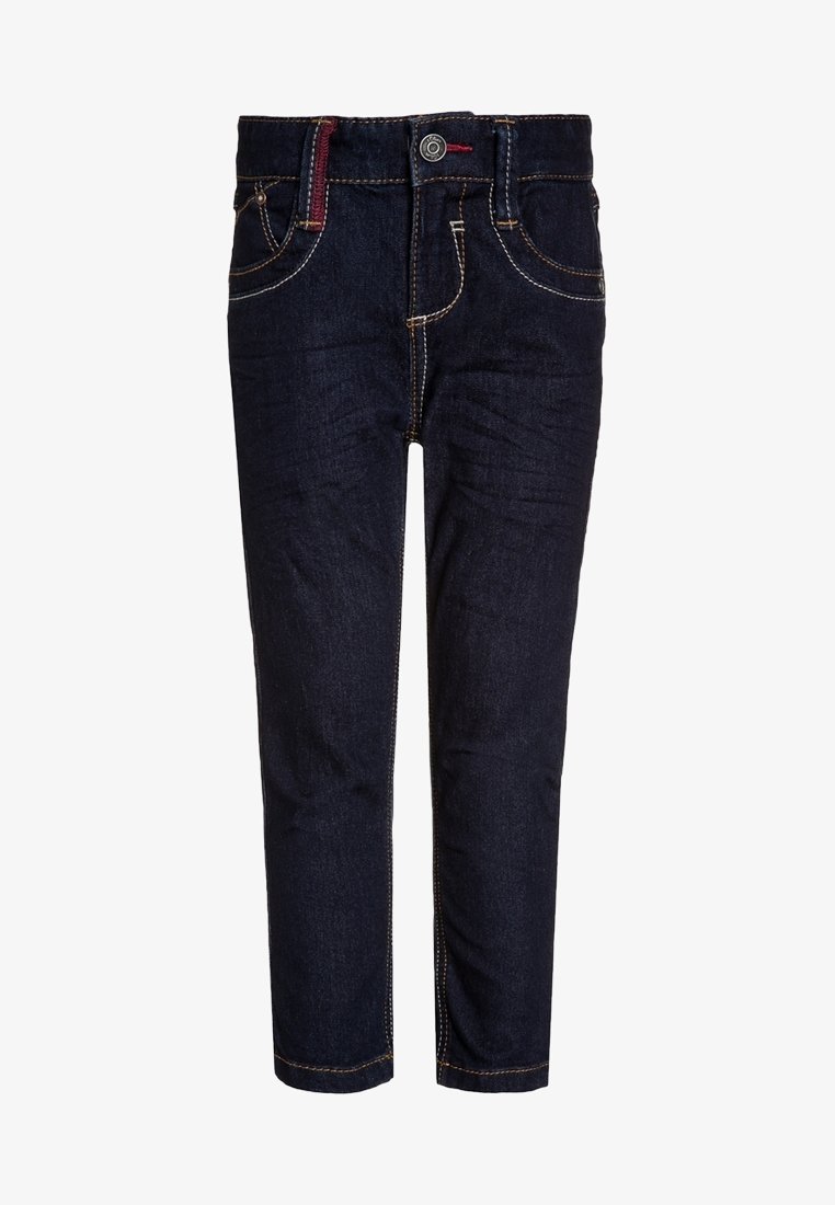 Jean en denim bleu foncé avec des coutures jaunes, cinq poches, une fermeture à bouton et une jambe légèrement fuselée. Présente un accent rouge au niveau de la taille.