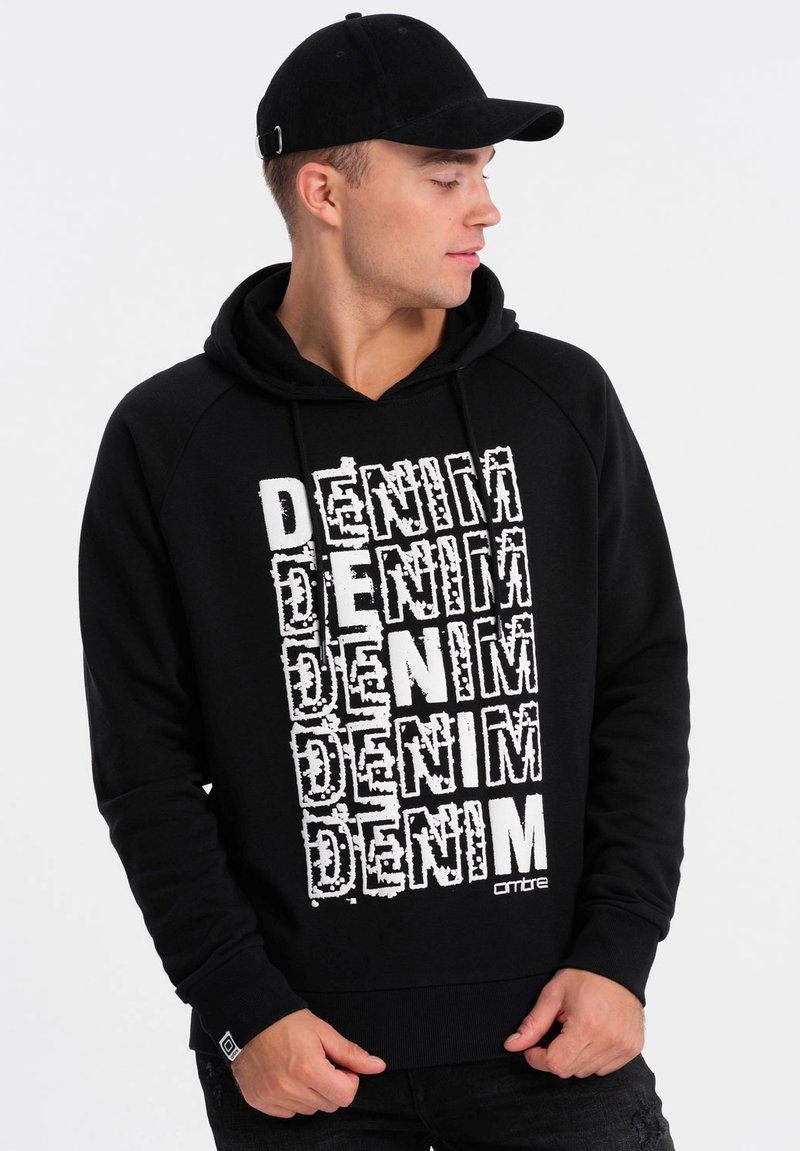 Felpa nera in misto cotone, con una grafica bianca "DENIM" ripetitiva in vari stili di carattere sulla parte anteriore. Cappuccio regolabile con cordino.